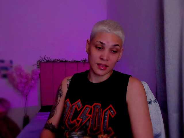 LauraR's BongaCams show and profile