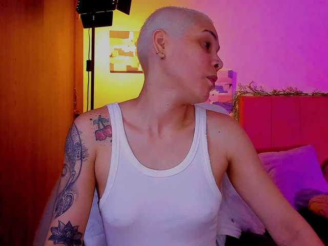 LauraR's BongaCams show and profile