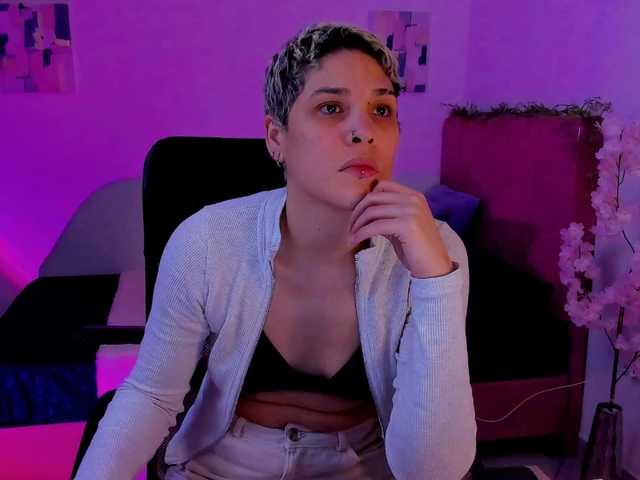 LauraR webcam bongacams model stream image