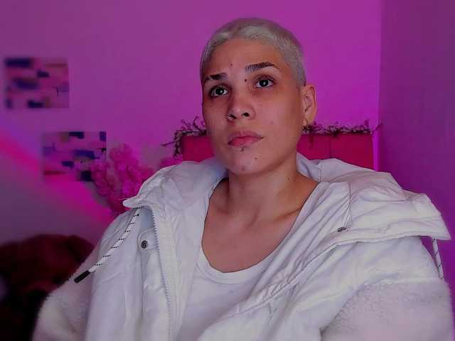 LauraR's BongaCams show and profile