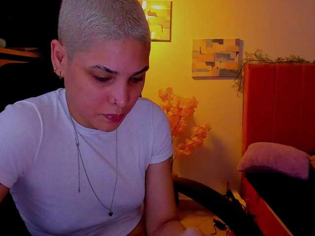 LauraR's BongaCams show and profile