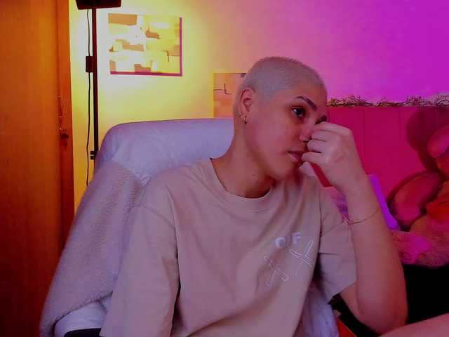 LauraR's BongaCams show and profile