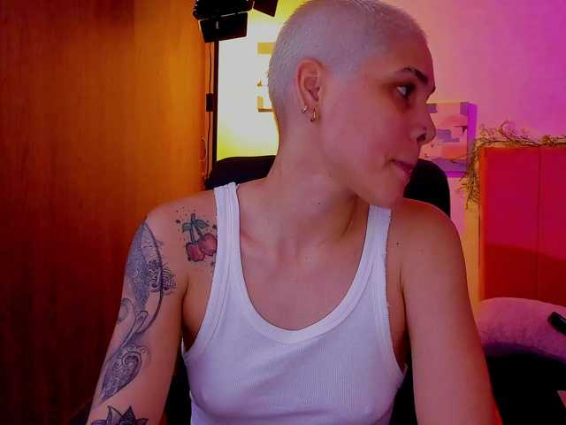 LauraR's BongaCams show and profile