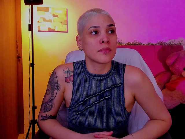 LauraR's BongaCams show and profile