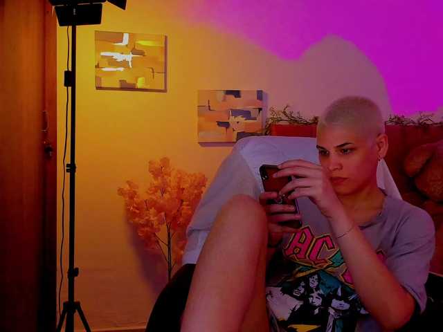 LauraR's BongaCams show and profile