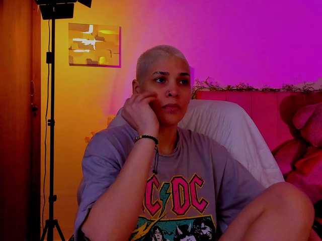 LauraR's BongaCams show and profile