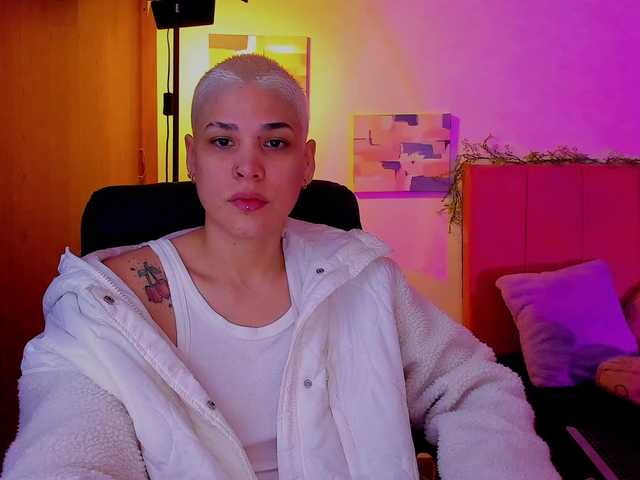 LauraR's BongaCams show and profile