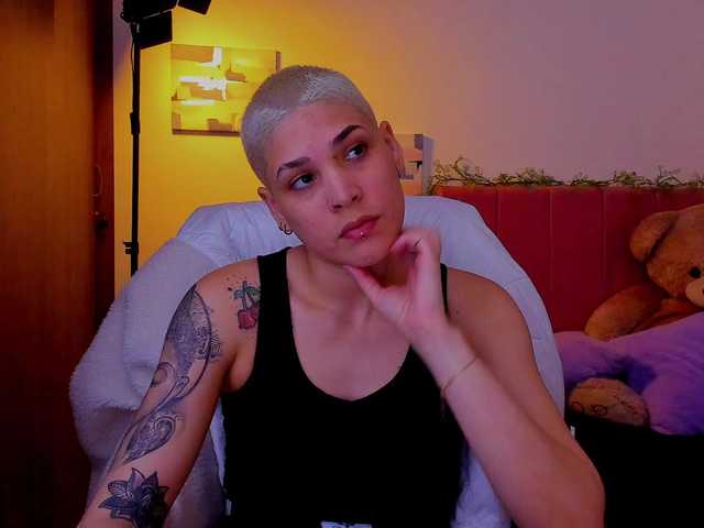 LauraR's BongaCams show and profile