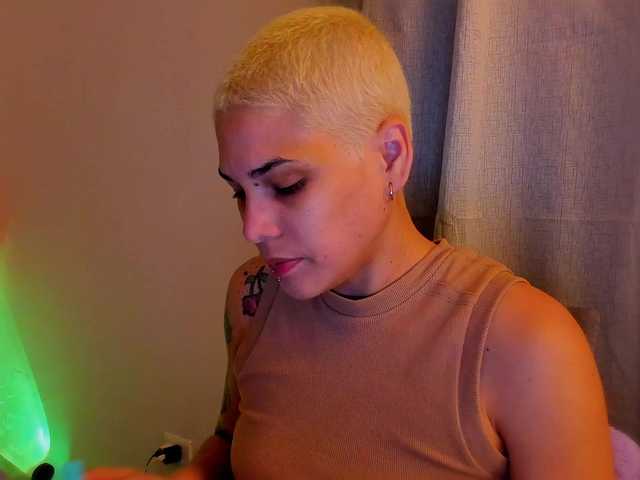 LauraR's BongaCams show and profile