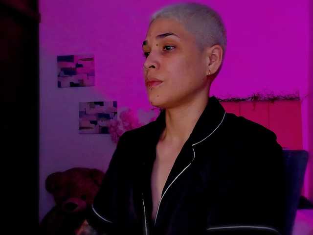 LauraR's BongaCams show and profile