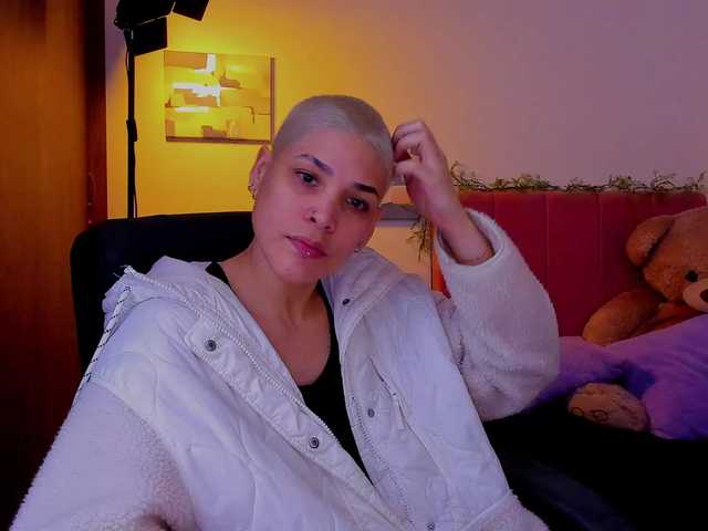 LauraR's BongaCams show and profile