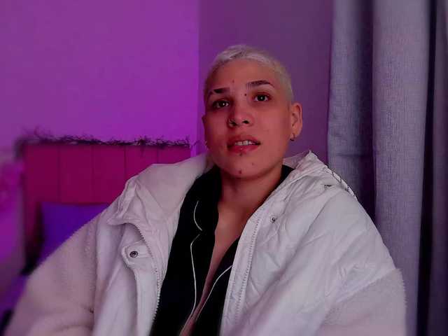 LauraR's BongaCams show and profile