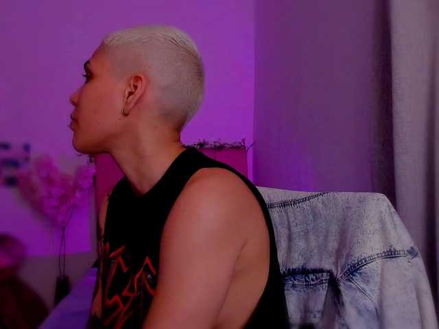 LauraR's BongaCams show and profile