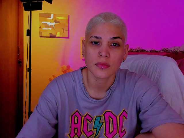 LauraR's BongaCams show and profile