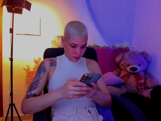 LauraR's BongaCams show and profile