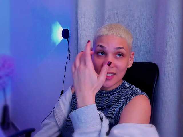 LauraR's BongaCams show and profile