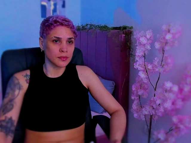 LauraR's BongaCams show and profile