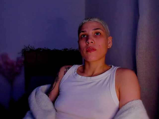 LauraR's BongaCams show and profile