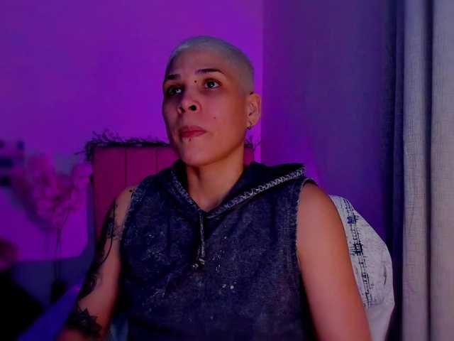 LauraR's BongaCams show and profile