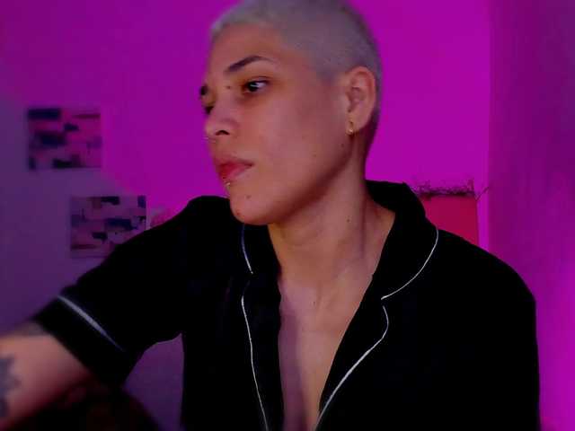 LauraR's BongaCams show and profile