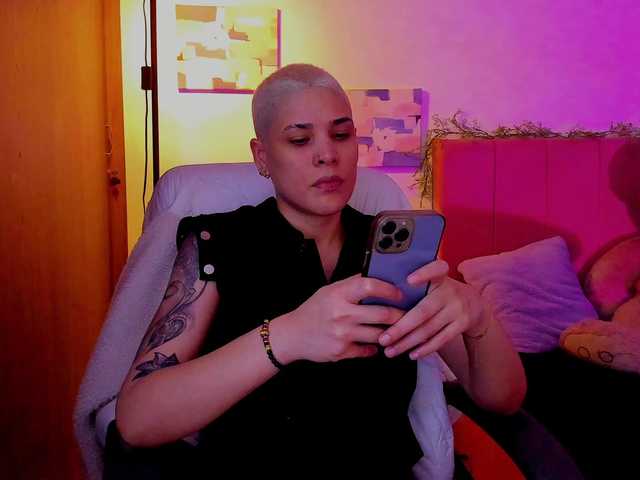 LauraR's BongaCams show and profile