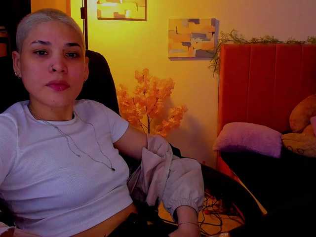 LauraR's BongaCams show and profile
