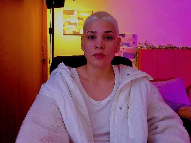 LauraR's BongaCams show and profile