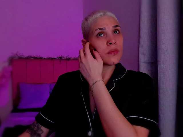 LauraR's BongaCams show and profile