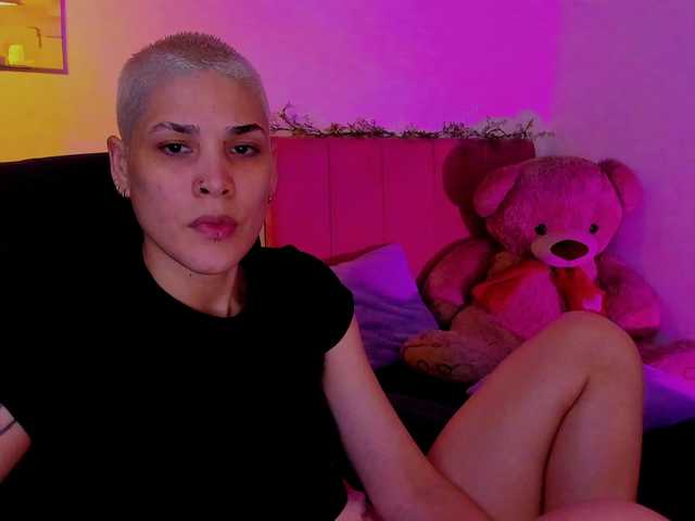 LauraR's BongaCams show and profile