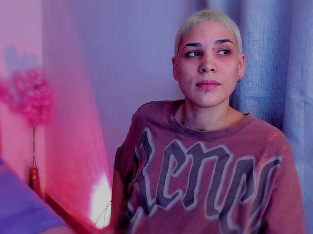 LauraR's BongaCams show and profile