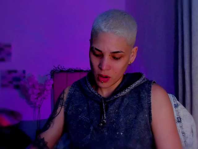 LauraR's BongaCams show and profile