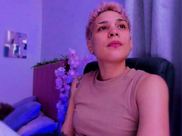 LauraR webcam bongacams model stream image