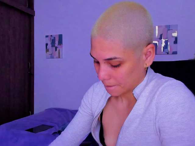 LauraR's BongaCams show and profile