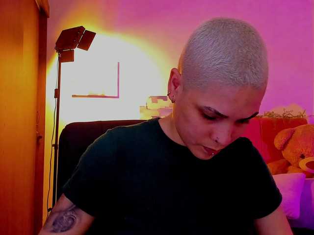 LauraR's BongaCams show and profile