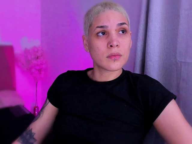 LauraR's BongaCams show and profile