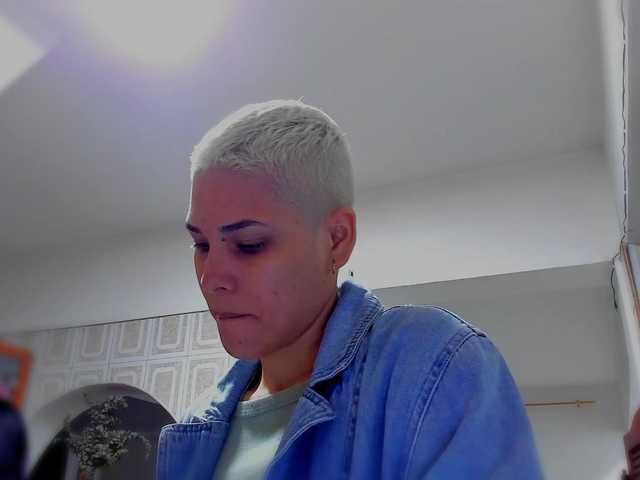 LauraR's BongaCams show and profile