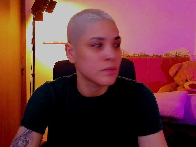 LauraR's BongaCams show and profile