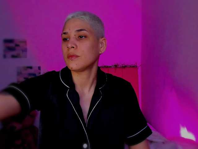 LauraR's BongaCams show and profile