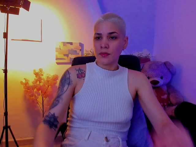 LauraR's BongaCams show and profile