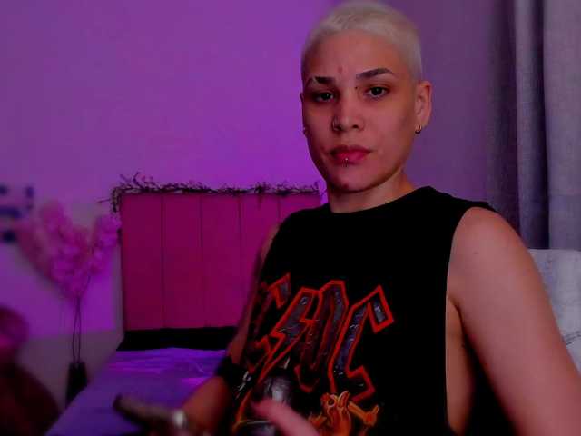 LauraR's BongaCams show and profile