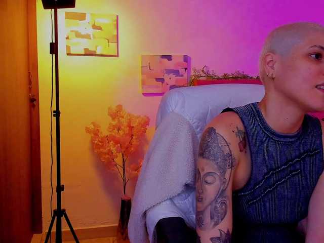 LauraR's BongaCams show and profile