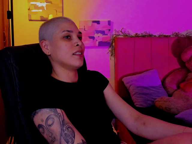 LauraR's BongaCams show and profile