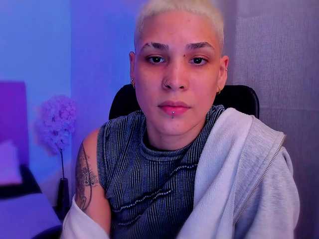 LauraR's BongaCams show and profile