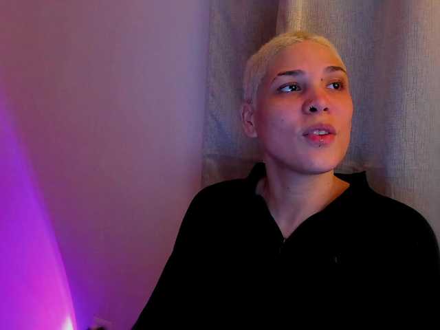 LauraR's BongaCams show and profile