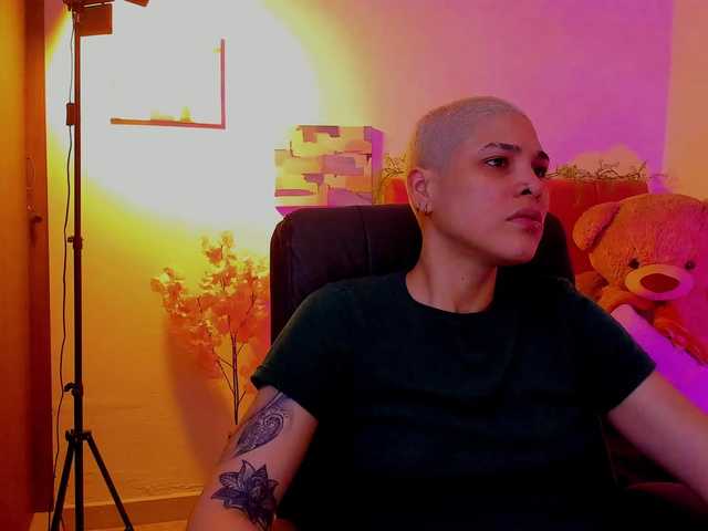 LauraR's BongaCams show and profile