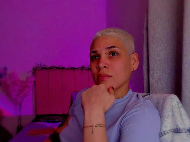 LauraR's BongaCams show and profile