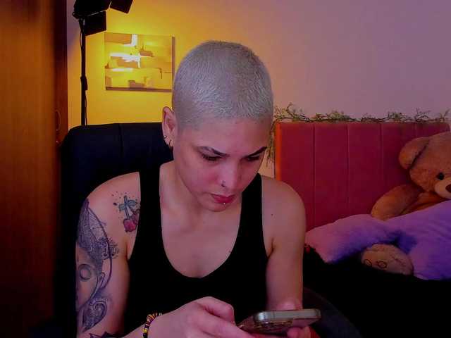 LauraR's BongaCams show and profile