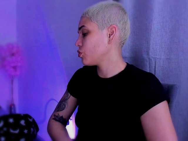 LauraR webcam bongacams model stream image