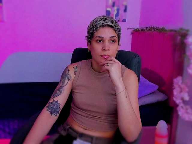 LauraR webcam bongacams model stream image