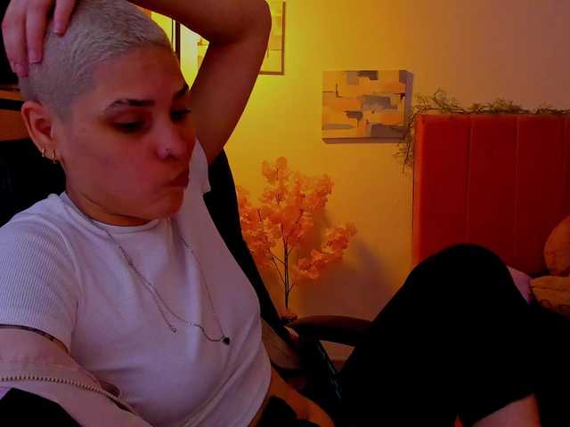 LauraR's BongaCams show and profile